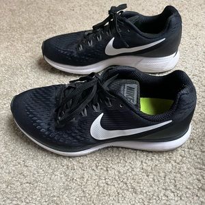 Nike Pegasus tennis shoes